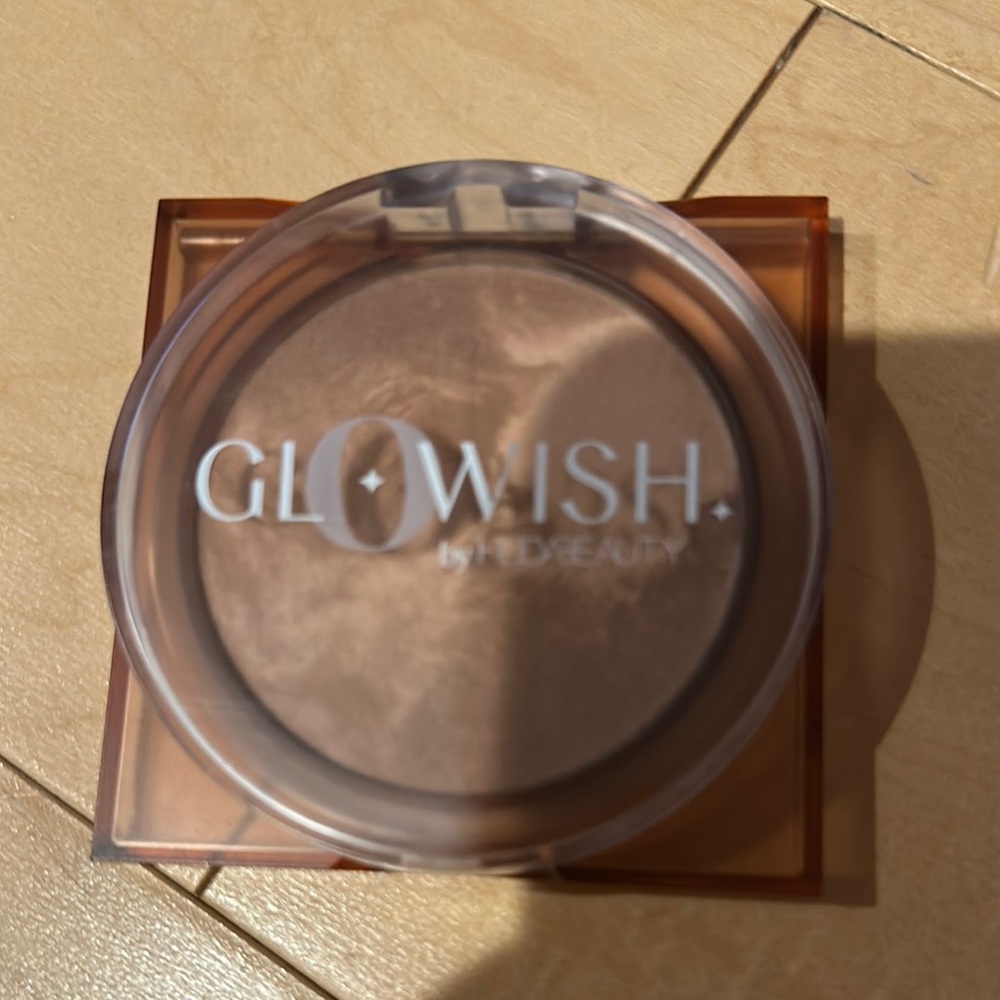 Glowish Bronzing Powder HUDA Beauty